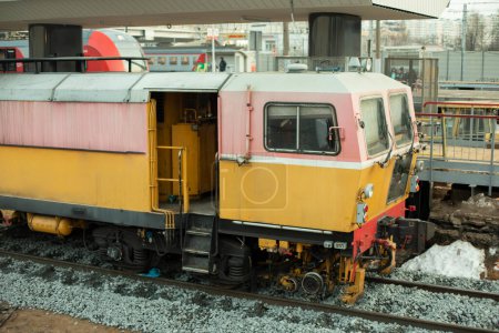 Foto de Repair of railway. Yellow train for laying railway tracks. - Imagen libre de derechos
