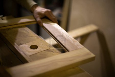 Foto de El carpintero hace madera. Tratamiento del consejo. - Imagen libre de derechos