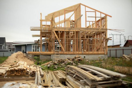 Téléchargez les photos : Construction of house made of wood. Building house in countryside. Frame building. Board construction. - en image libre de droit