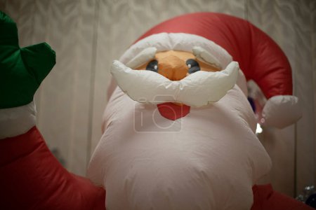 Foto de Inflatable Santa Claus. New Year game. Growth doll with air. Santa Claus waving his hand. - Imagen libre de derechos
