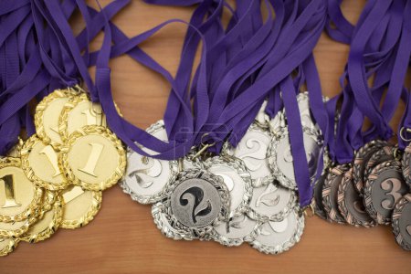 Téléchargez les photos : Medals made of metal. Sports awards. Mark of victory. Second place. - en image libre de droit