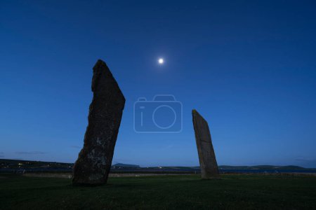 Téléchargez les photos : Fullmoon at dawn over standing stones of Stennes, Orkney, Scotland - en image libre de droit
