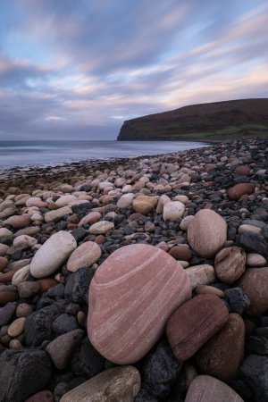 Téléchargez les photos : Red sandstone rocks on beach at Rackwick bay, Hoy, Orkney, Scotland - en image libre de droit