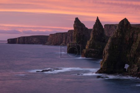 Téléchargez les photos : Colorful sunrise over Duncansby stacks, Duncansby head, Scotland - en image libre de droit