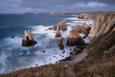 Téléchargez les photos : Mangersta sea stack along the west coast of Isle of Lewis, Outer Hebrides, Scotland - en image libre de droit