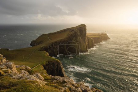 Téléchargez les photos : Sunset over Neist Point lighthouse, Isle of Skye, Scotland - en image libre de droit