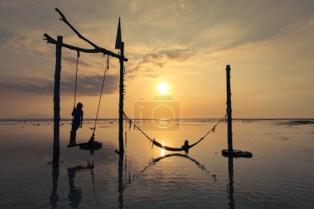 Téléchargez les photos : Woman Standing On A Swing, Gili Trawangan, Lombok, Indonesia - en image libre de droit