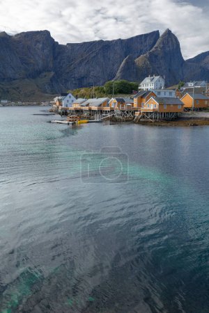 Téléchargez les photos : Yellow Rorbu Cabins in Sakrisoy, Lofoten Islands, Norway - en image libre de droit