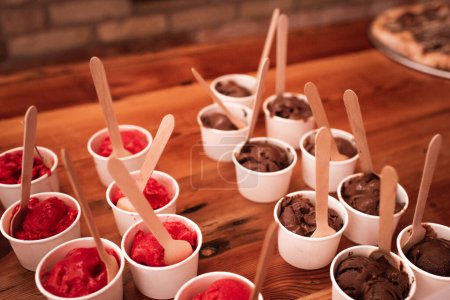 Téléchargez les photos : Ice cream scoop on table for party - en image libre de droit