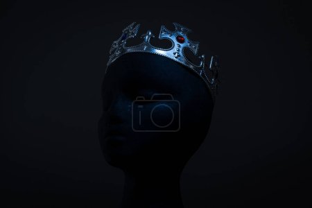 Foto de Bright crown  on black head on black background - Imagen libre de derechos