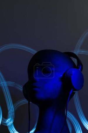 Téléchargez les photos : Blue light blue over-ear headphones on black head - en image libre de droit