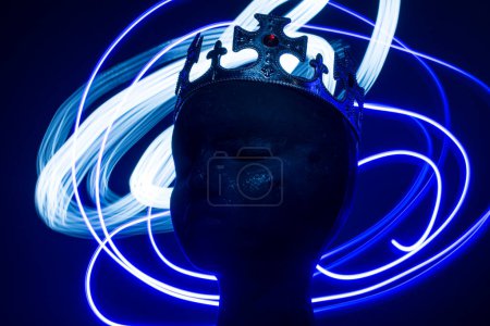 Téléchargez les photos : Bright crown  on black head on black background - en image libre de droit