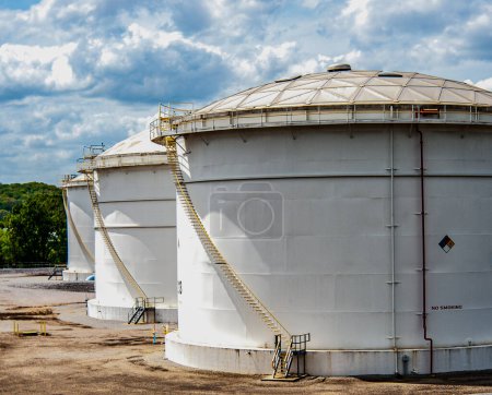 Foto de Fuel Storage Tanks, industrial concept - Imagen libre de derechos