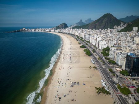 Téléchargez les photos : Beautiful view to Leme and Copacabana beaches on sunny summer morning, Rio de Janeiro, Brazil - en image libre de droit