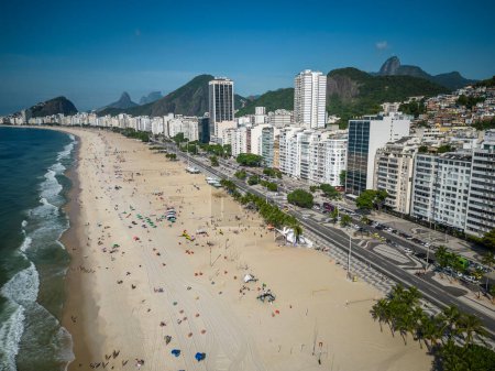 Téléchargez les photos : Beautiful view to Leme and Copacabana beaches on sunny summer morning, Rio de Janeiro, Brazil - en image libre de droit