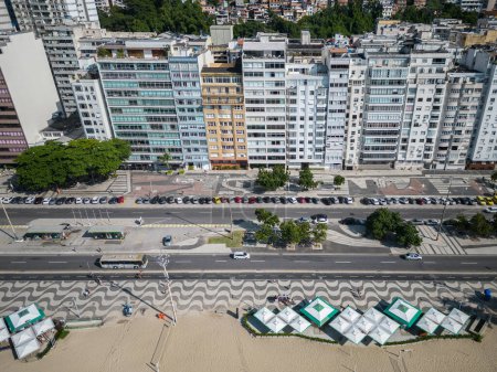 Téléchargez les photos : Beautiful aerial view to Copacabana beach and buildings on sunny day, Rio de Janeiro, Brazil - en image libre de droit