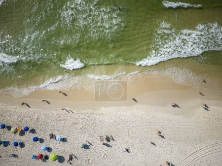 Foto de Beautiful top down view to Copacabana beach with water and beach umbrellas on the sand, Rio de Janeiro, Brazil - Imagen libre de derechos