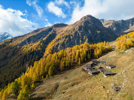 Téléchargez les photos : Aerial view of a Swiss alpine landscape in autumn - en image libre de droit