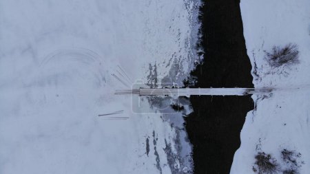 Téléchargez les photos : Icy River in Winter Look down Aerial Footage - en image libre de droit