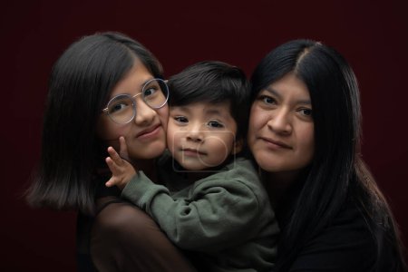 Téléchargez les photos : Mexicaine mère étreignant et souriant avec chanson et fille - en image libre de droit