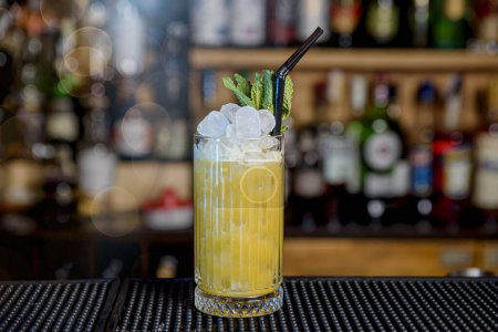 Téléchargez les photos : Glass of pineapple cocktail served on a bar counter - en image libre de droit