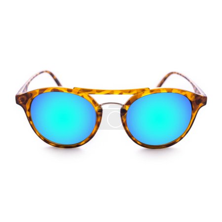 Téléchargez les photos : Sunglasses with white background, product concept - en image libre de droit