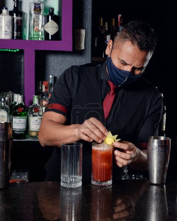 Foto de Professional bartender preparing cocktails at the bar - Imagen libre de derechos