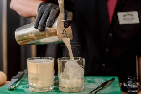 Foto de Professional bartender preparing cocktails at the bar - Imagen libre de derechos