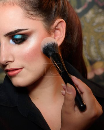 Téléchargez les photos : Beautiful young professional makeup artist, - en image libre de droit