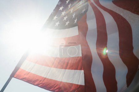 Téléchargez les photos : Sunflare with American flag in summer sunshine - en image libre de droit