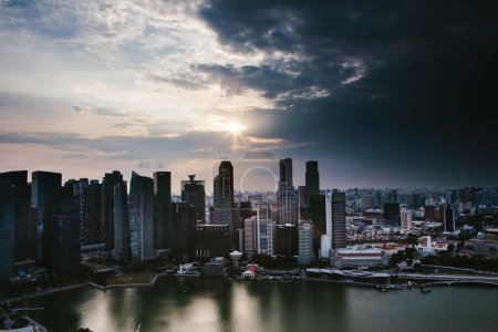 Téléchargez les photos : Cityscape with sunset sky and clouds over skyscraper buildings - en image libre de droit