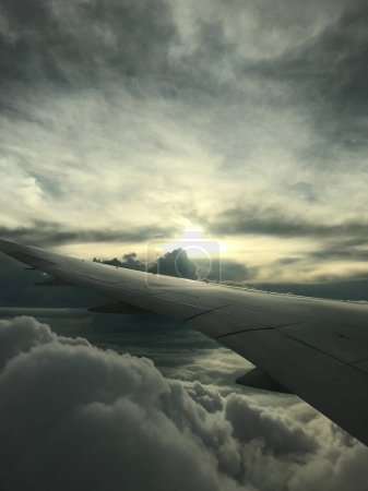 Téléchargez les photos : Image of airplane flying in cloudy sky - en image libre de droit