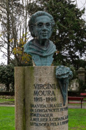 Téléchargez les photos : Bust of Virginia Moura in Porto Square - en image libre de droit