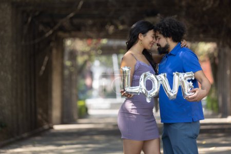 Téléchargez les photos : Face to face Mexican young couple, real love concept - en image libre de droit