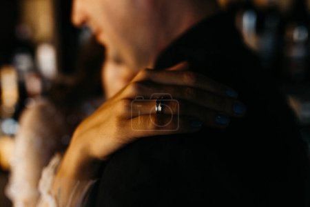 Téléchargez les photos : Wedding couple in love holding hands on their wedding day - en image libre de droit