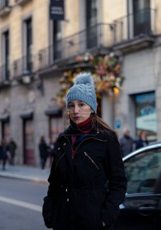 Téléchargez les photos : Young woman enjoying a cold and sunny winter day in Madrid Spain - en image libre de droit