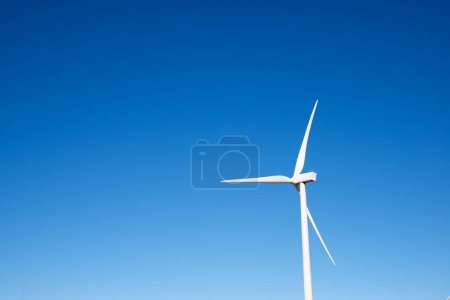 Téléchargez les photos : Solitary wind turbine for electric power production in a prairie. - en image libre de droit