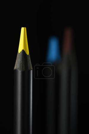 Téléchargez les photos : Colored pencils for drawing on a black background - en image libre de droit