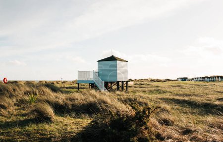 Téléchargez les photos : Surf station beach hut on the coastline of England - en image libre de droit