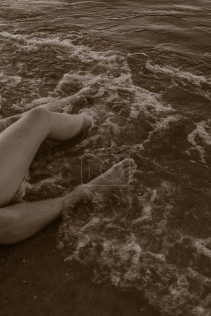 Foto de Two lovers toes in the sand on a beach - Imagen libre de derechos