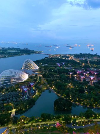 Foto de Nighttime city scape with ocean and rivers and boats in Singapore - Imagen libre de derechos
