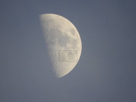 Foto de Beautiful moon details on the evening sky - Imagen libre de derechos