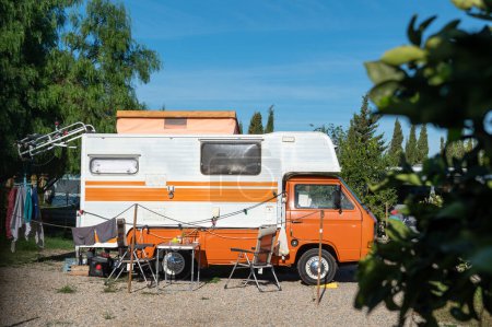 Foto de Old VW Motorhome camping on a sunny day in autumn 2022. - Imagen libre de derechos