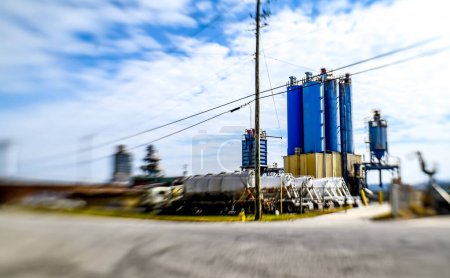 Téléchargez les photos : Manufacturing storage facilty with silos and tanker trucking depot. - en image libre de droit