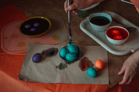 Téléchargez les photos : Woman paints Easter eggs for spring holiday - en image libre de droit