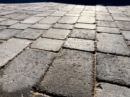 Téléchargez les photos : Block paved drive in charcoal grey colour paving - en image libre de droit