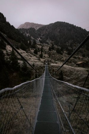 Foto de Nieva puente tibetano en andorra - Imagen libre de derechos