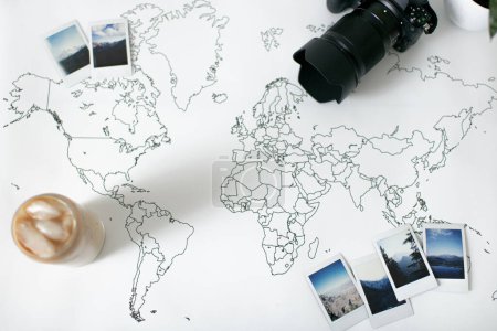 Téléchargez les photos : Photos Polaroid sur carte du monde avec café glacé et appareil photo - en image libre de droit