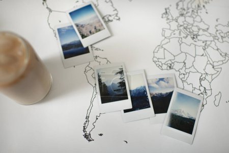 Téléchargez les photos : Polaroid Photos Mise en page des montagnes sur la carte du monde de voyage - en image libre de droit