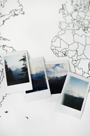 Téléchargez les photos : Polaroid Photos Mise en page des montagnes panoramiques sur la carte du monde de voyage - en image libre de droit